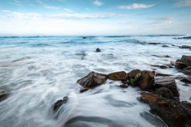 Barrika plajı, yüksek gelgitte, Bask Ülkesi, İspanya