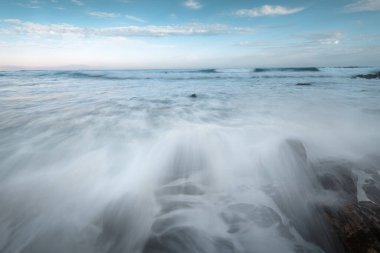 Barrika plajı, yüksek gelgitte, Bask Ülkesi, İspanya