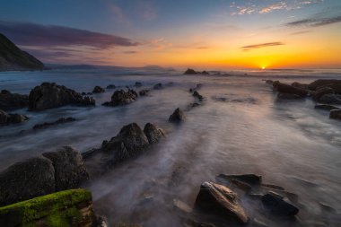 Gün batımında Barrika Plajı, Bask Ülkesi, İspanya