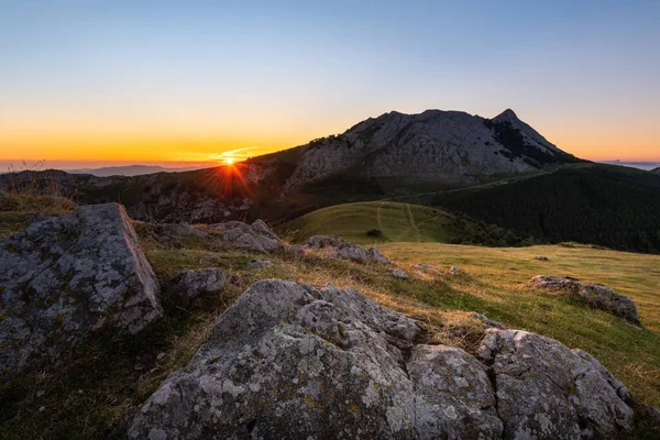 Sunrise Urkiolamendi Mountain Basque Country Spain 로열티 프리 스톡 이미지