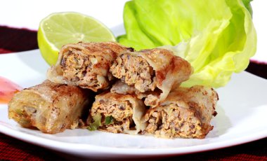salata ile çanak üzerinde çıtır springrolls