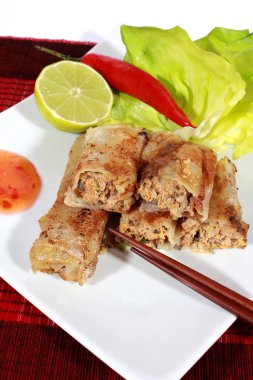salata ile çanak üzerinde çıtır springrolls