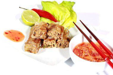 salata ile çanak üzerinde çıtır springrolls