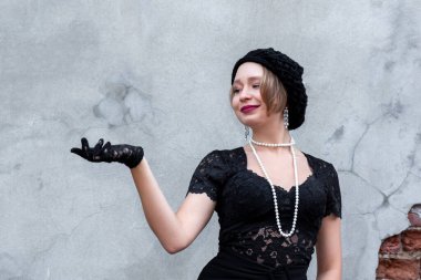 Tuğla duvar arka planında eski tarz güzel bir kadın.