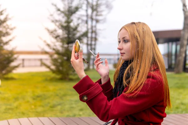 Pelirroja Renueva Maquillaje Mientras Camina Parque Costero Otoño — Foto de Stock