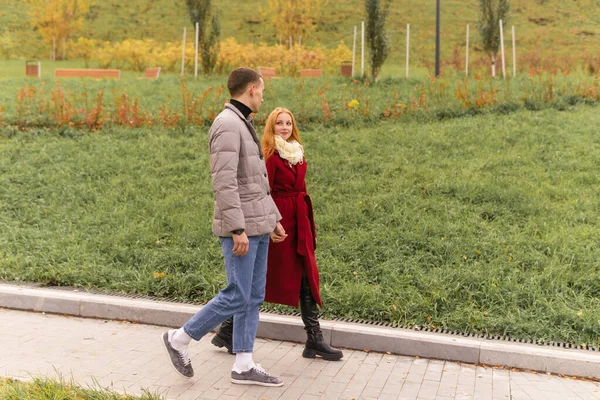 Jovem Casal Andando Conversando Parque Outono — Fotografia de Stock