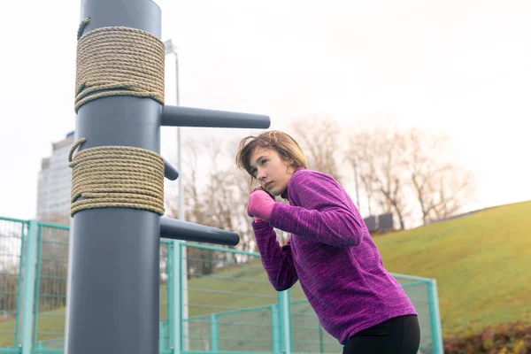 Joven Mujer Practicando Artes Marciales Solo Campo Deportes Con Maniquíes —  Fotos de Stock