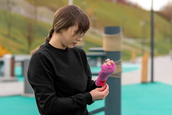 Mujer Joven Que Envuelve Una Muñeca Alrededor Mano Antes Entrenar —  Fotos de Stock