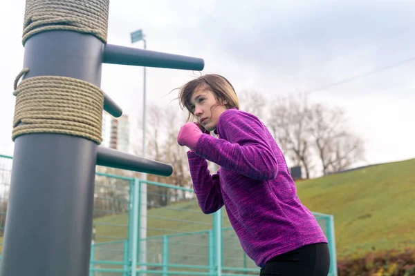 Mujer Joven Entrenando Deporte Combate Solo Campo Deportes Con Maniquíes —  Fotos de Stock