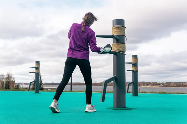 Jeune Femme Entraînant Combattre Sport Seul Sur Terrain Sport Avec — Photo