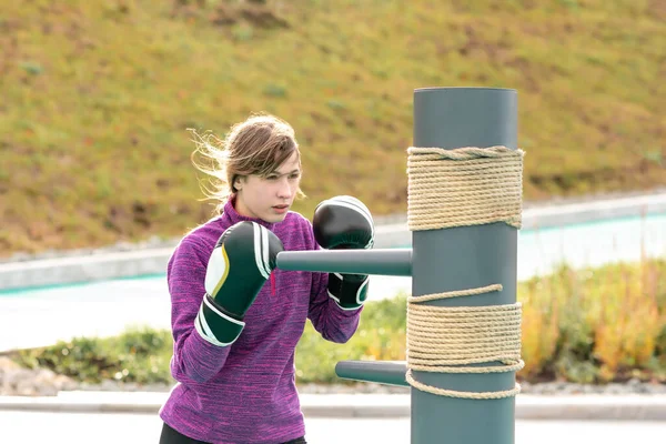 Jeune Femme Pratiquant Sport Combat Seul Sur Terrain Sport Avec — Photo