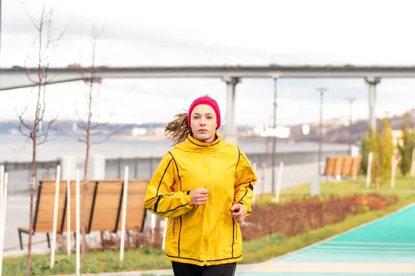 Mujer Joven Corriendo Parque Otoño Lado Del Río —  Fotos de Stock