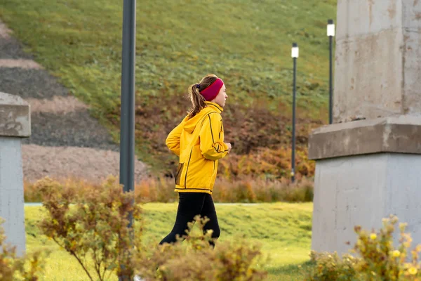 Молодая Женщина Бегает Осеннем Парке Эстакадой — стоковое фото