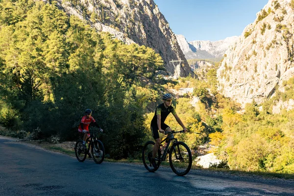 Кемер Туреччина Листопада 2021 Року Два Велосипедиста Їдуть Гірською Дорогою — стокове фото
