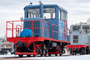 Yekaterinburg, Rusya - 05 Kasım 2021: Narrow Gauge Demiryolları Müzesi 'nde kendinden itişli elektrik santrali ESU1a