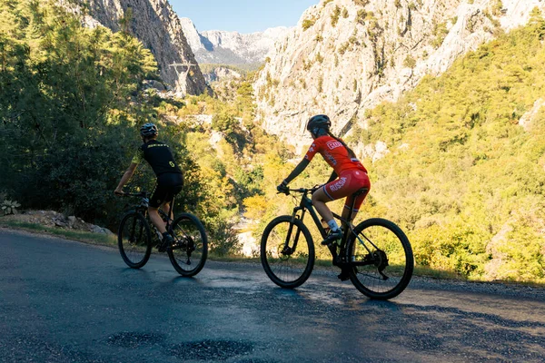 Kemer Turkey November 2021 Couple Cyclists Riding Mountain Road — Stock Photo, Image