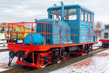 Yekaterinburg, Rusya - 05 Kasım 2021: Narrow Gauge Demiryolları Müzesi 'nde kendinden itişli elektrik santrali ESU1a