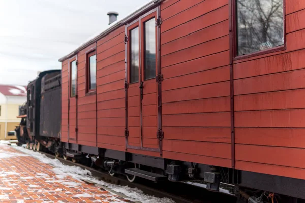 冬季在车站配备蒸汽机车的老式货车 — 图库照片