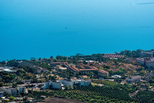 Vista Dall Alto Del Villaggio Mediterraneo Costiero Con Frutteti Alberghi — Foto Stock