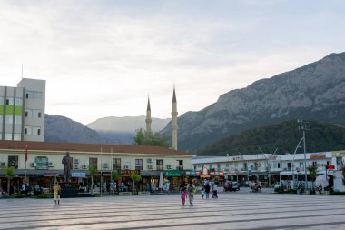Kemer, Türkiye - 07 Kasım 2021: Şehir merkezindeki cami ve Taurus dağlarının akşam manzarası