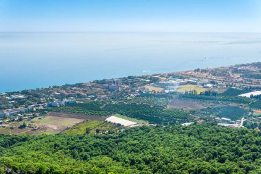 Türkiye 'nin Camyuva kentinde meyve bahçeleri ve otelleri bulunan Akdeniz kıyı tatil köyünün üst manzarası
