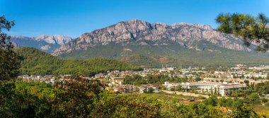Kentin güzel bir dağ vadisinde (Kemer, Türkiye) Tahtali Dağı (Lycian Olympus) ile manzarası