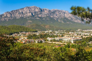 Kentin güzel bir dağ vadisinde (Kemer, Türkiye) Tahtali Dağı (Lycian Olympus) ile manzarası