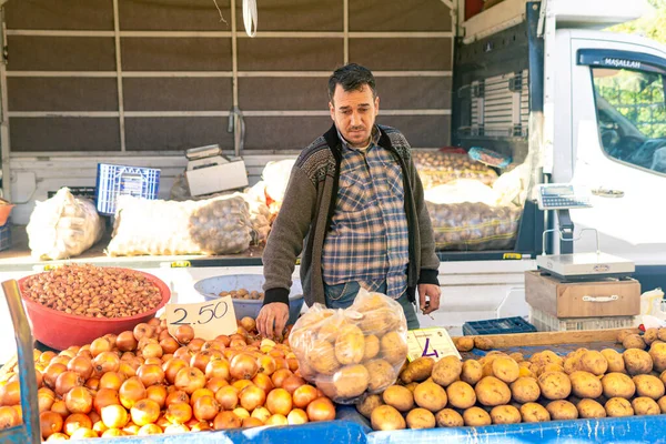 Kemer Turquia Novembro 2021 Comerciante Vegetais Bazar Local — Fotografia de Stock