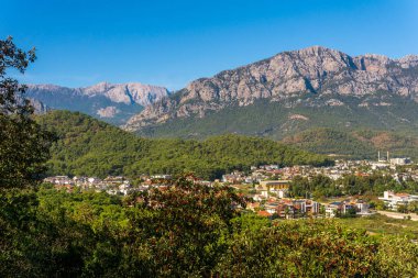 Kentin güzel bir dağ vadisinde (Kemer, Türkiye) Tahtali Dağı (Lycian Olympus) ile manzarası