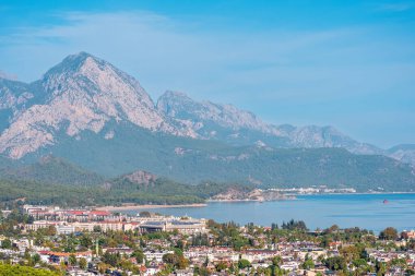 Kentin güzel bir dağ vadisinde (Kemer, Türkiye) Tahtali Dağı (Lycian Olympus) ile manzarası
