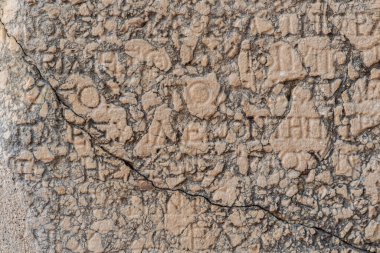 Phaselis, Türkiye - 08 Kasım 2021: Bir taş üzerindeki yarı silinmiş antik Yunan veya Roma yazıtları 