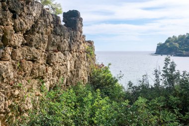 Akdeniz manzarası deniz kıyısında eski harap taş bir duvar ile