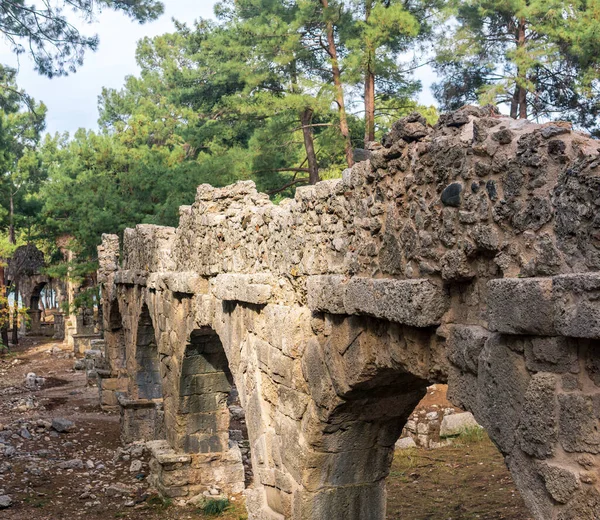 古代ローマの水道の遺跡ファセリスの古代都市の森の中 — ストック写真