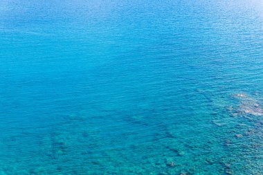 Deniz arka planı, şeffaf mavi kıyı şeridi mercan resifleri, üst manzara.