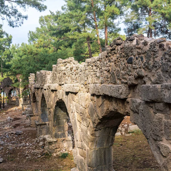 古代ローマの水道の遺跡ファセリスの古代都市の森の中 — ストック写真