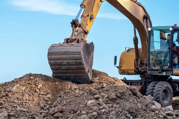 Escavadeira Com Rodas Realiza Obras Construção Estradas Close — Fotografia de Stock