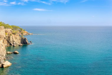 Ormanlık kıyı kayalıkları olan Akdeniz manzarası 