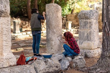 Phaselis, Türkiye - 08 Kasım 2021: arkeolog eski bir sütunu restore etti