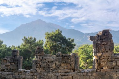 Türkiye 'nin Phaselis kentindeki antik binanın kalıntıları Tahtali Dağı' nın (Lycia Olympus Dağı) zeminine karşıdır.)