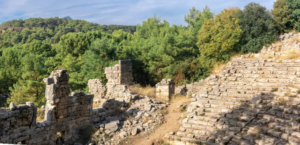 トルコのファセリスの古代都市の森の中の古代円形劇場の遺跡 — ストック写真