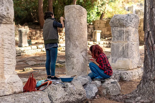 Phaselis Törökország 2021 November Régész Restaurál Egy Ősi Oszlopot Jogdíjmentes Stock Képek