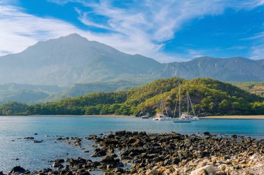 Türkiye 'nin antik Phaselis kentinin eski Güney Limanı, bazı yatlarıyla dağların arasındaki deniz koyunda