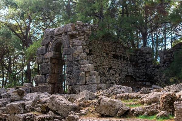 古代都市ファセリスの森の中の古代の建物の遺跡 — ストック写真
