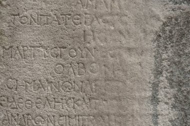 Phaselis, Türkiye - 08 Kasım 2021: Taş üzerindeki antik Yunan yazıtları neredeyse zamandan siliniyordu