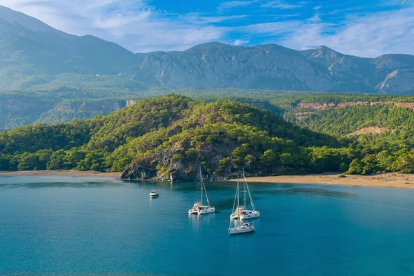 Bahía Mar Entre Las Montañas Con Algunos Yates Antiguo Puerto — Foto de Stock