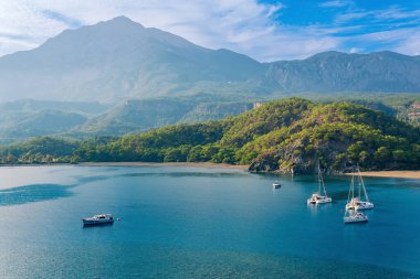 Türkiye 'nin antik Phaselis kentinin eski Güney Limanı, bazı yatlarıyla dağların arasındaki deniz koyunda