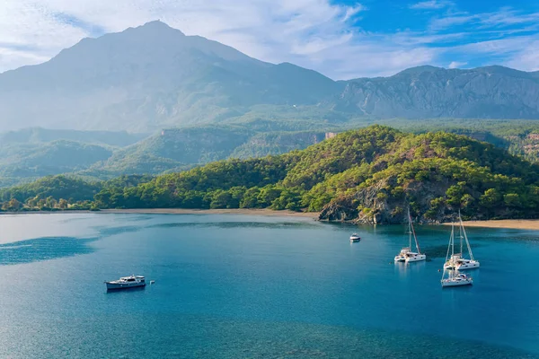 Türkiye 'nin antik Phaselis kentinin eski Güney Limanı, bazı yatlarıyla dağların arasındaki deniz koyunda