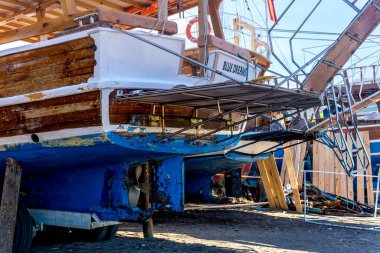 Cirali, Türkiye - 11 Kasım 2021: Deniz kıyısındaki açık hava tekne tamir atölyesi 