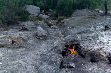 Türkiye 'nin Chimaera Dağı' ndaki (Yanartas) doğal gaz emisyonunun olduğu yerde sürekli yangın var.