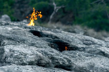 Türkiye 'nin Chimaera Dağı' ndaki (Yanartas) doğal gaz emisyonunun olduğu yerde sürekli yangınlar çıkıyor